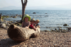 kidsinthecanoeatlake