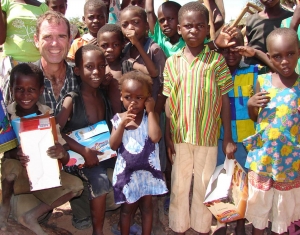 mozambique-feeding-orphans-in-mutarara-resized