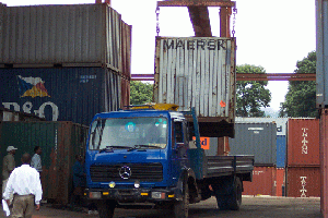 pix1-loading-the-container-from-manica-depot-blantyre