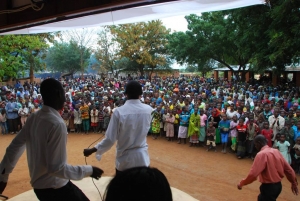 q-2-close-to-6000-people-worshipping-in-the-cool-drizzle-rain