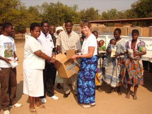 sue-silva-presents-food-to-staff-at-nsanje-district-hospital-resized